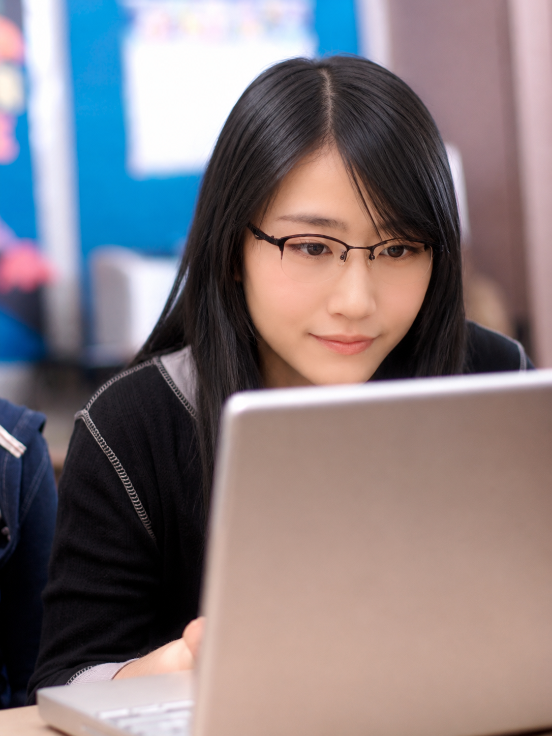 AI教室で新しい技術に触れる女性